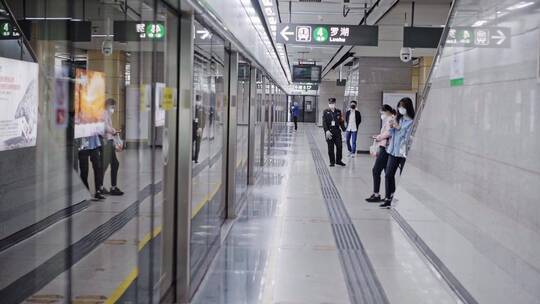 疫情下的深圳地铁上班族戴口罩视频素材模板下载