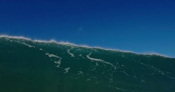 海浪冲击着海洋