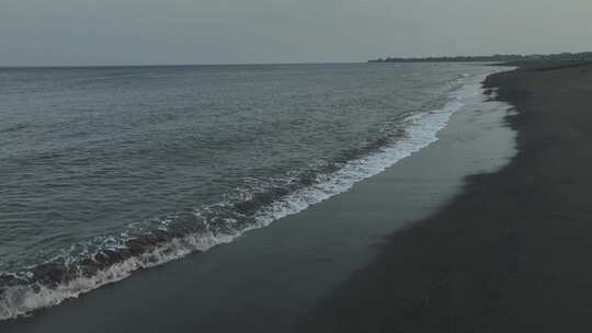 原创 印尼外南梦火山灰黑沙滩海滨风光航拍