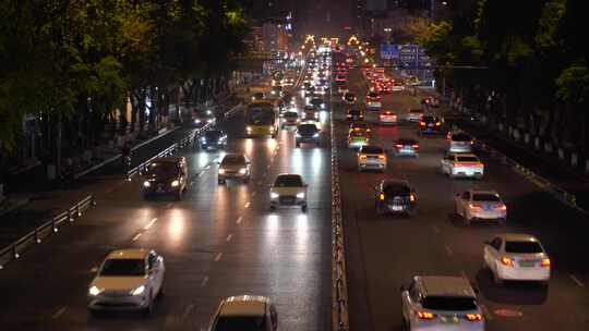 夜晚城市道路车流交通马路车来车往街景夜景