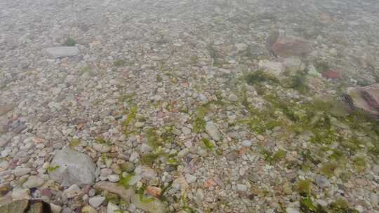 海边沙滩鹅卵石实拍大海海浪