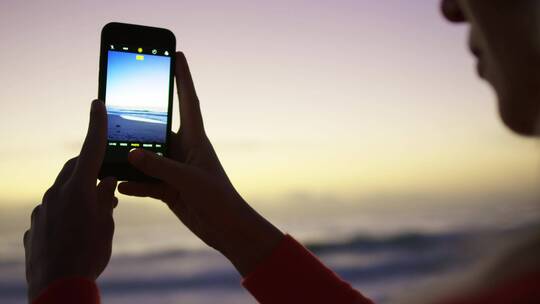 青年海边海滩拍照打卡