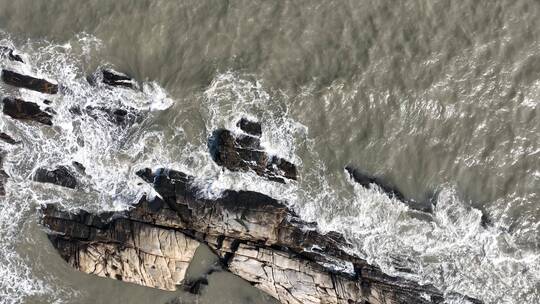 海水拍打礁石海浪拍打岩石海水浪花拍打礁石