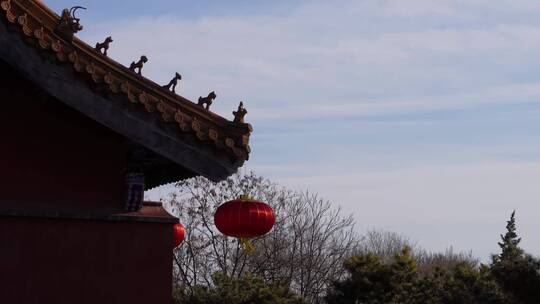 摇摆的红灯笼和中国古典建筑