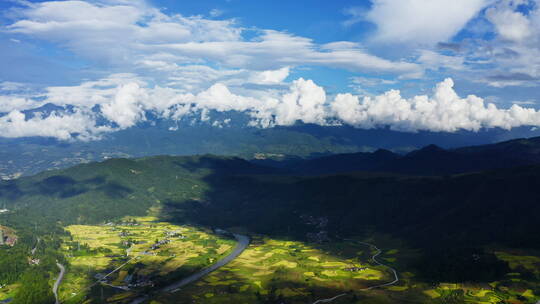 蓝天白云群山稻田