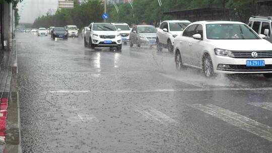 城市街头暴雨行人车流