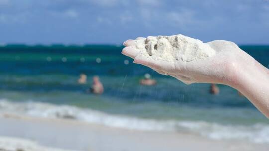 托起白色的沙子