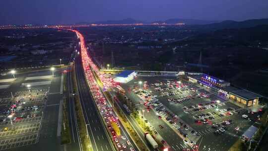 春节夜晚高速公路上拥堵的车流