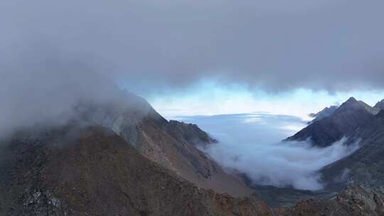 航拍四川岷山山脉雪宝顶群山云海风光