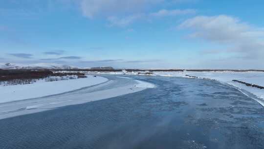 即将冰封的河流流淌着冰凌