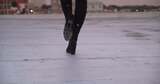 穿着高跟鞋走在城市屋顶上的女人高清在线视频素材下载