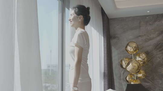 家庭 主妇 女人 清晨 拉窗帘