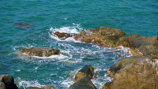 海南早晨海岛日出大海海浪拍打礁石