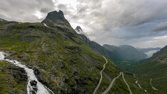 在挪威Trollstigen蛇形山路行驶