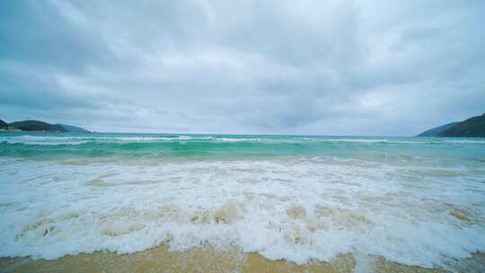 阴天大海沙滩波涛汹涌的海浪海边浪花合集