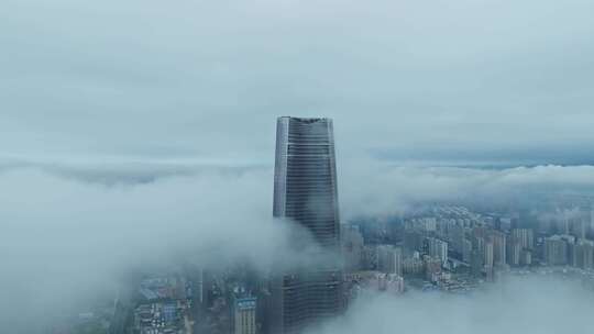 低空云层中的武汉最高楼武汉绿地中心综合