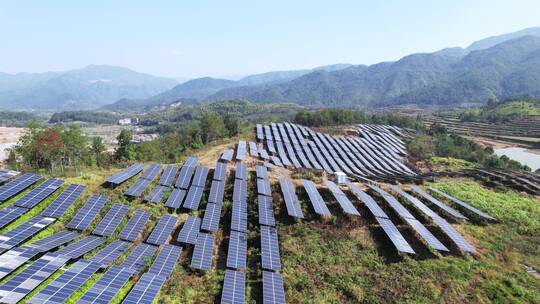 航拍山上光伏太阳能电池板