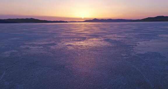 冰湖湖面日落夕阳水库