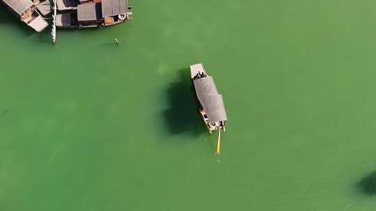 航拍江南水乡乌镇 乌篷船划过水面视频素材模板下载
