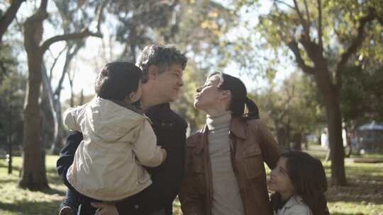 妈妈陪伴小孩 幸福生活 温馨家庭