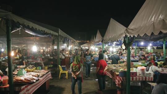 夜市上卖各种食物的人视频素材模板下载