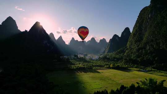 在山间飞行的热气球