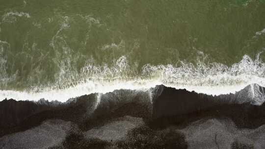 海浪到达海岸