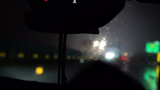 雨中交通堵塞汽车挡风高速公路雨刷器摇摆