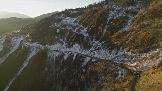 航拍云南香格里拉雪山公路