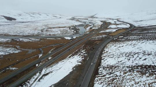 青海玉树共玉高速雪原公路自然风光