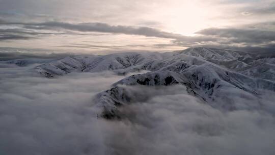 青海青藏高原橡皮山雪山云海航拍盛景