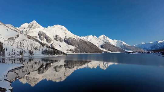 雪山下平静湖水的壮丽自然风光