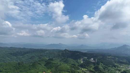 航拍喀斯特地貌地区的高山草甸、草原、森林