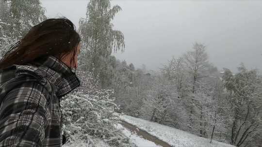 一个女人在下雪天跑出去