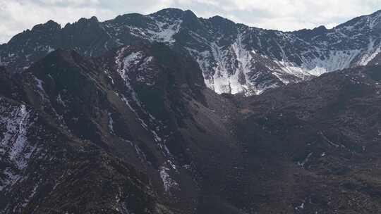 雪山山间湖泊自然风光