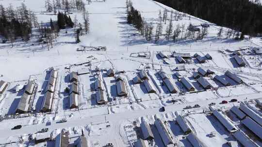 航拍新疆冬季喀纳斯河流晨雾雪山森林雪景