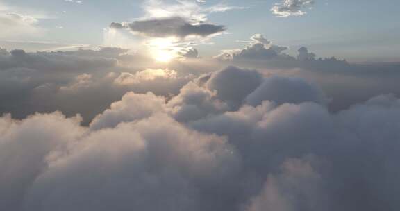 航拍穿出云层见到阳光5.1K