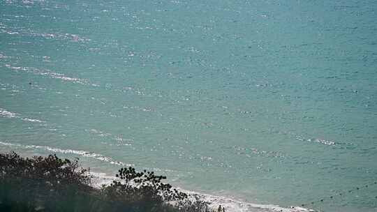 海南三亚大东海早晨海浪沙滩度假风光视频素材模板下载