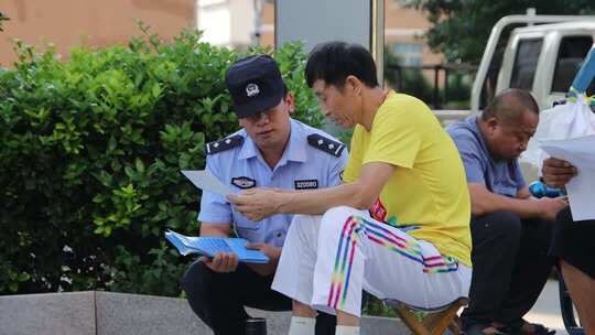 威海高区公安民警开展社区老年群众反诈宣传