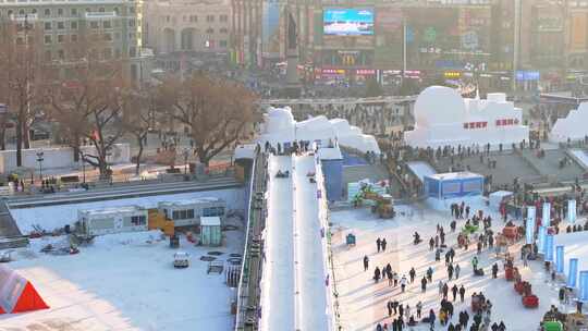 哈尔滨冰雪嘉年华松花江上冰雪滑梯航拍