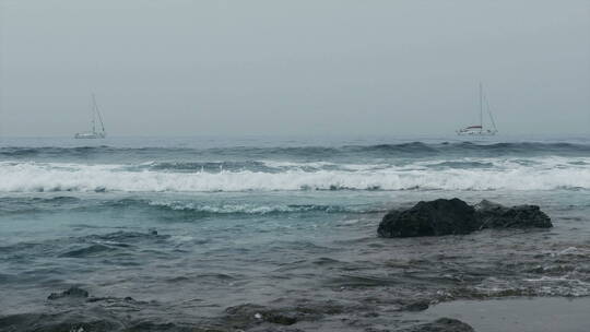 海浪敲打岸边岩石