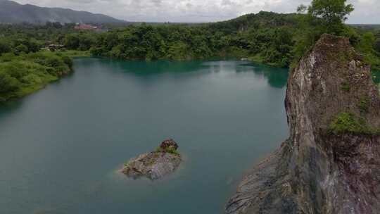 泰国水晶般清澈的湖泊和山景采石场的特写镜头。
