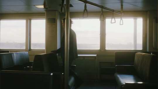 火车车厢内人物走动场景