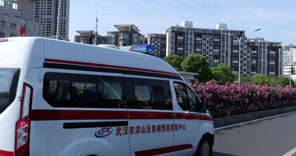 救护车在道路上出动