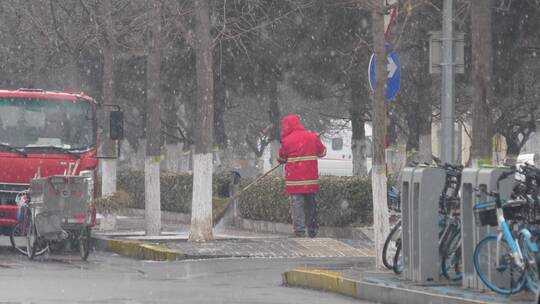 下雪天坚守岗位的环卫工人视频素材模板下载