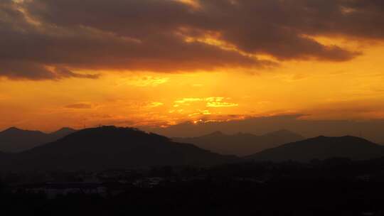 山峰晚霞天黑延时天空夜幕降临黄昏日落余晖