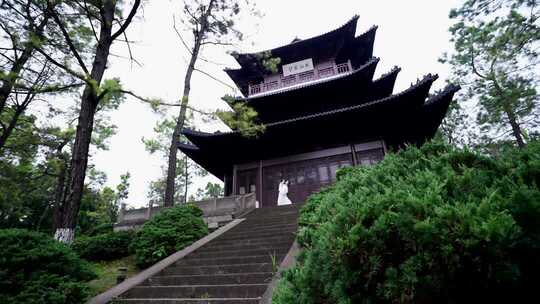 4K美女在古城楼里舞蹈