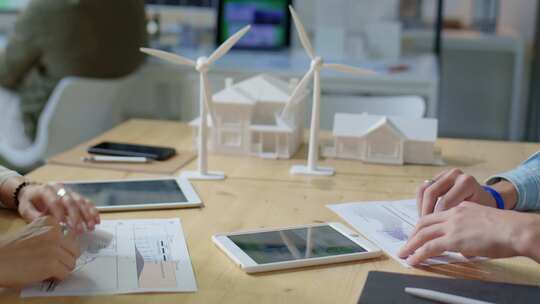 风车模型，桌子，会议，握手