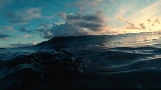 大海里的波浪