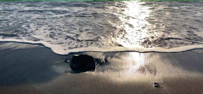 实拍海浪冲击海岸